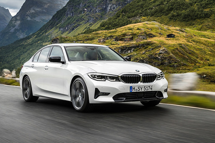 Là đối thủ truyền kiếp với Mercedes-Benz C-Class, nhưng năm vừa qua do một vài khó khăn về việc phân phối khiến các sản phẩm của BMW khá im ắng tại thị trường Việt, dẫn đến BMW 3-Series khá thất thế so với đối thủ đồng hương của mình. Với lần trở lại này, rất nhiều hy vọng BMW 3-Series 2019 sẽ làm nên chuyện tại Việt Nam.