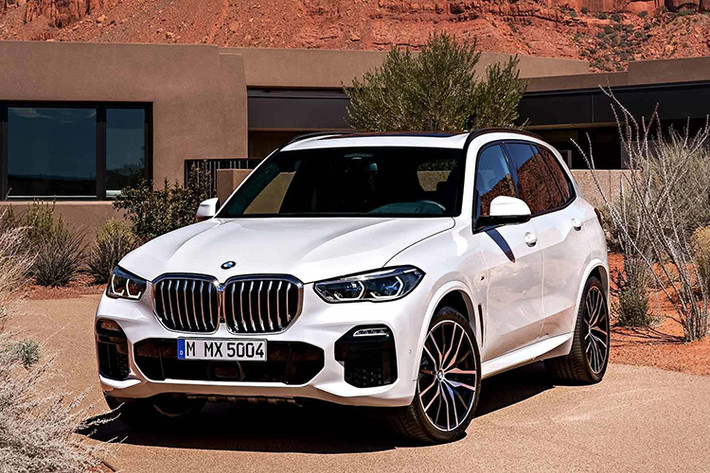 Với SUV hạng sang trong năm 2019, nhiều khả năng người yêu xe Việt sẽ được chào đón sự có mặt của BMW X5 – một mẫu xe huyền thoại một thời trong giới nhà giàu Việt Nam. Động thái rõ ràng nhất để trông chờ về điều này đó là trang web của BMW Việt Nam đã không còn hiển thị dòng xe X5 2018 nữa, chính vì vậy rất có thể trong thời gian tới sẽ thay vào đó là X5 2019.