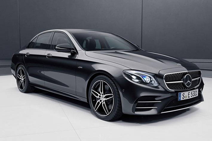 Bên cạnh sự nâng cấp cho dòng C-Class, Mercedes-Benz cũng không thể nào làm ngơ với E-Class. Trong năm 2019 sẽ có thêm sự xuất hiện của phiên bản E350. Hiện tại Mercedes-Benz E-Class đang bán ra tại Việt Nam với 2 biến thể E200, E250. Nhiều người sẽ thắc mắc tại sao không có E300 AMG, phiên bản này đã ngừng sản xuất từ cuối năm 2018. Và sự biến mất này sẽ là bước dọn đường để ra đời E350 2019.