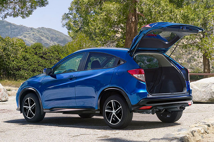 BR-V được bố trí với số chỗ ngồi là 5+2, sở hữu thiết kế có nhiều nét tương đồng với đàn anh CR-V. Mẫu crossover MPV của Honda được trang bị khối động cơ 1.5L cho công suất 118 mã lực, kết hợp số tự động vô cấp hoặc số sàn 6 cấp. Theo một vài dự đoán, mẫu xe này sẽ được Honda Việt Nam nhập khẩu về trong năm 2019 với mức giá thấp hơn HR-V.