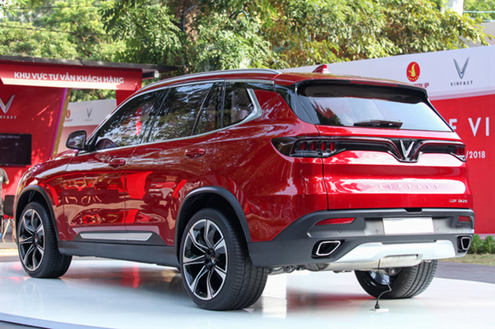 Về truyền động LUX SUV cũng được sử dụng đông cơ tăng áp 2.0 lít nhưng mạnh mẽ không kém động cơ 3.0 lit với mức công suất là 228 mã lực, mô-men xoắn cực đại 350Nm. Tất cả các phiên bản đều được ghép nối với hộp số tự động ZF 8 cấp và dẫn động cầu sau tiêu chuẩn, tùy chọn là dẫn động 4 bánh.