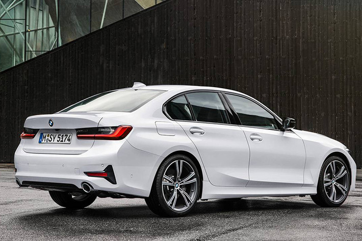 Ở thế hệ mới BMW 3-Series đã có một cuộc cải cách lớn từ ngoại thất cho tới nội thất. Tại Châu Á BMW 3-Series tạm thời sẽ được bán ra với duy nhất bản 330i, sử dụng động cơ tăng áp 2.0 lít 4 xi-lanh sản sinh 225 mã lực và 400Nm mô-men xoắn cực đại. BMW 3-Series 2019 hứa hẹn sẽ về Việt Nam sớm và có mức giá không đổi.