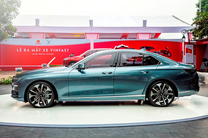 Theo công bố từ nhà sản xuất xe VinFast, mẫu LUX A2.0 sẽ được trang bị động cơ xăng tăng áp 2.0 lít 4 xi-lanh, cho ra hai mức công suất 174 mã lực / 300Nm mô-men xoắn cực đại tiêu chuẩn và 228 mã lực / 350Nm. Mẫu sedan hạng sang đầu tiên mang thương hiệu Việt Nam được bán ra với mức giá 1,366 tỷ đồng.