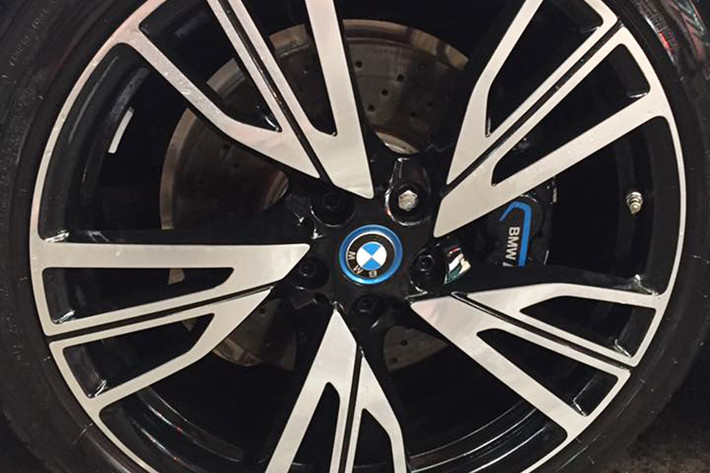 Các chi tiết ngoại thất khác của xe cũng ấn tượng không kém các sieu xe đình đám thế giới như; bánh mâm đa chấu 20 inch với thông số lốp 215/45, đèn xi-nhan LED và camera 360 tích hợp trong 2 gương chiếu hậu. Phía đuôi xe với thiết kế khí động học, đèn hậu được sử dụng công nghệ LED với thiết kế phá cách...