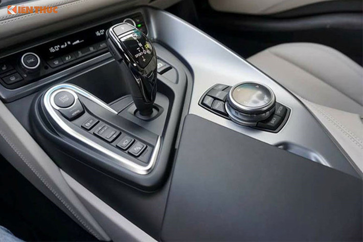 Tổng công suất của mẫu siêu xe BMW i8 theo công bố lên tới 362 mã lực và 570 mô-men xoắn Nm. Hai khối động cơ trên xe có thể giúp cho i8 tăng tốc từ 4,4 giây để đạt 100 km/h trước khi đạt tới tốc độ tối đa 250 km/h.