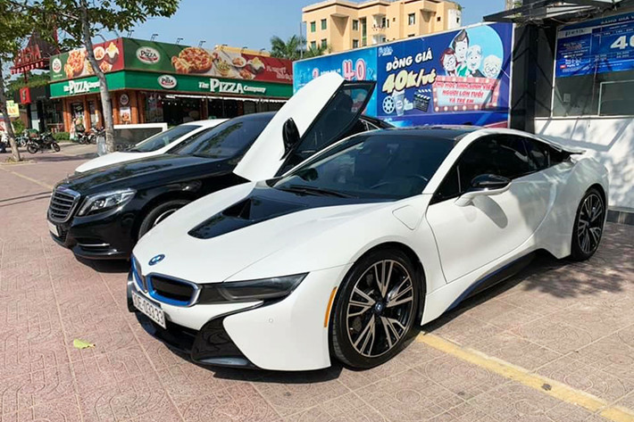 Mẫu siêu xe BMW i8 từng là hiện tượng tại Việt Nam vào những năm 2015 do yếu tố thương hiệu, thẩm mỹ và giá bán chỉ dao động từ 7 đến 8 tỷ đồng. Sau trào lưu chơi "siêu xe xanh" BMW i8, nó đã nhanh chóng xuống giá - thậm chí thành trào lưu siêu xe giá rẻ cho dân chơi hiện nay.