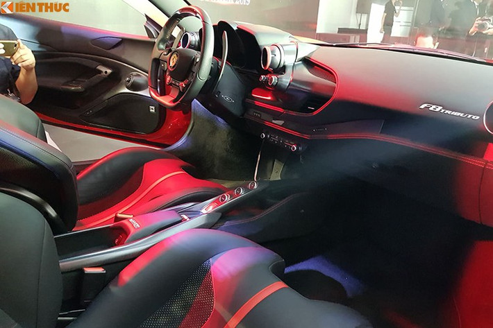 Toàn bộ cabin bao gồm vô lăng, bảng điều khiển trung tâm, táp-pi cửa, các khe gió điều hoà,... đã được thiết kế lại hoàn toàn, cabin vẫn giữ kiểu dáng buồng lái cổ điển, hướng đến người lái. Đáng chú là Ferrari trang bị một màn hình cảm ứng 7 inch mới.