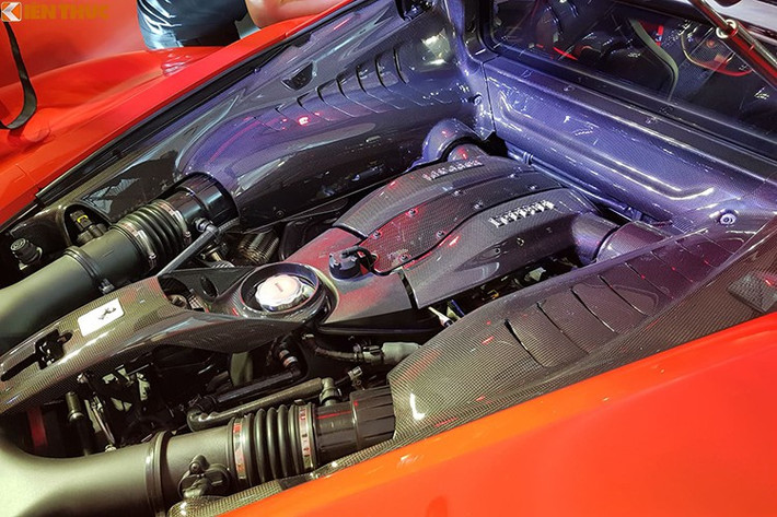 Siêu xe Ferrari F8 Tributo mất 2,9 giây để tăng tốc 0-100 km/ h và 7,8 giây từ 0- 200 km/ h. Ở phiên bản 488 Pista cuối cùng, động cơ V8 này đã được cải tiến ở van nạp xả, piston và thành xy-lanh, hệ thống tăng áp và giải nhiệt không khí nạp intercooler lớn hơn.