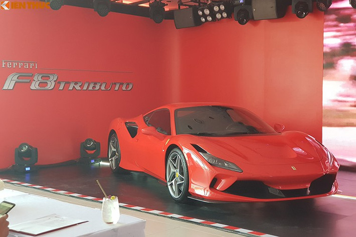Hiện thông tin Cường Đô la đặt hàng Ferrari F8 Tributo khiến không ít người choáng ngợp. Trước đó, khi ra mắt đại lý siêu xe đã qua sử dụng Ferrari chính hãng tại Việt Nam, mẫu xe Ferrari F8 Tributo cũng được mang về Việt Nam theo diện tạm nhập tái xuất để trưng bày.