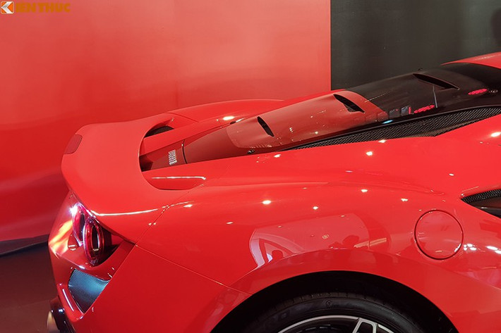 Hãng siêu xe Ferrari đã trang bị đèn hậu mới cho F8 Tributo sử dụng 2 đèn tròn nằm cạnh nhau mỗi bên thay cho 1 đèn hình tròn ở đời 488. Thiết kế đèn hậu F8 Tributo mang nhiều nét tương đồng với cụm đèn hậu của Ferrari 812 Superfast - dòng xe được định vị nằm trên 488/ F8 Tributo 1 bậc.