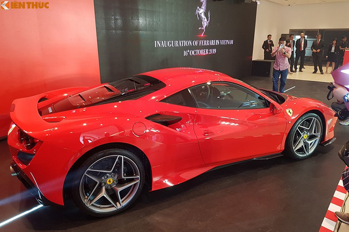 Thiết kế của Ferrari luôn mang một vẻ đẹp “sexy” ở mọi thời đại. Mặc dù được đổi mới toàn diện về thiết kế nhưng tổng thể của siêu xe Ferrari F8 Tributo vẫn có mối liên hệ với dòng 488 GTB, chứ không khác biệt kiểu “một trời, một vực”. Những ai yêu Ferrari chắc chắn sẽ nhận ra khi xem cận cảnh mẫu siêu xe này.