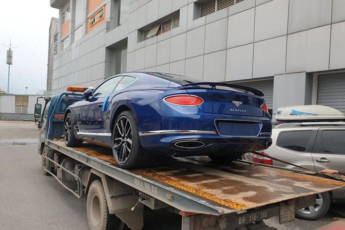 Bên cạnh biểu tượng cờ Liên hiệp Anh đánh dấu phiên bản First Edition thì khe thoát gió khí động học nẹp crom ở bên hông, cánh lướt gió phía sau chỉnh điện cùng bộ mâm 5 chấu kép 22 inch sơn 2 tông màu tương phản cũng là một trong những điểm nhấn nổi bật của Continental GT.