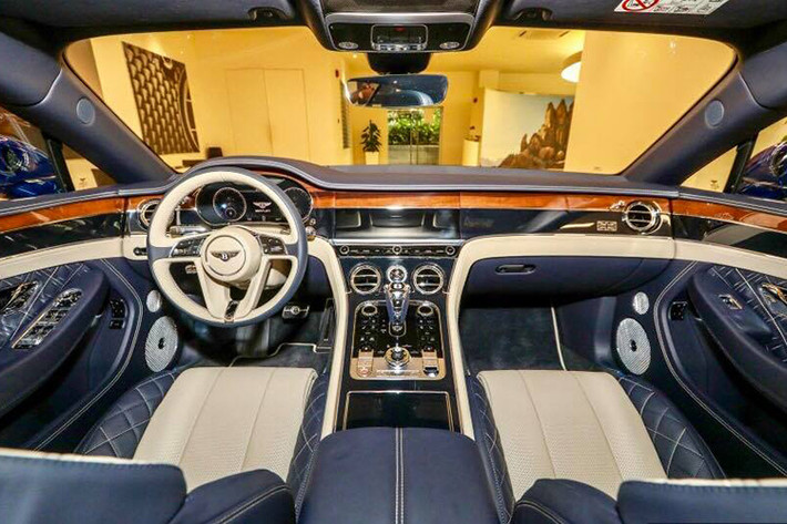 Bentley Continental GT First Edition 2018 cũng có màn hình "3 trong 1" mang tên gọi Rotating Display. Ở màn hình đầu tiên là cảm ứng 12,3 inch hiển thị hàng loạt tính năng của xe. Chỉ một thao tác đơn giản là chủ nhân của Bentley Continental GT First Edition 2018 có thể chuyển đổi màn hình cảm ứng 12,3 inch này thành 3 đồng hồ analogue.