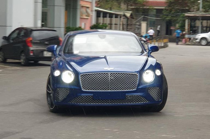 Về tổng thể, Bentley Continental GT First Edition mới về Việt Nam không có nhiều sự khác biệt về thiết kế với bản trước khi vẫn sở hữu nắp ca-pô dài và thấp mang đậm chất Gran Tourer, thiết kế lưới tản nhiệt kim loại sáng bóng nổi bật cùng cặp đèn pha kép được trang bị công nghệ LED Matrix và hiệu ứng pha lê vô cùng huyền ảo.