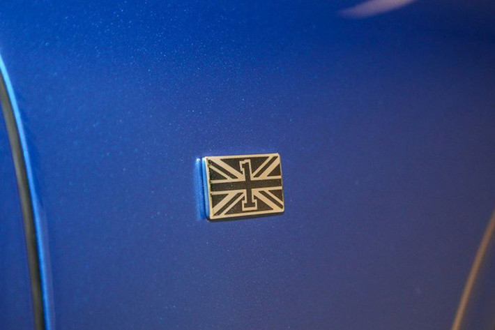 Các chi tiết khác như; ống xả oval mới cá tính hơn so với bản cũ, cánh gió đuôi trên Bentley Continental GT mới sẽ là loại chỉnh điện... Xe có kích thước dài x rộng x cao lần lượt là 4.850 x 1.954 x 1.405 mm, chiều dài cơ sở đạt 2.851 mm, tăng 105 mm so với phiên bản thường.