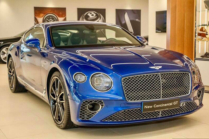 Theo thông tin được biết, Bentley Continental GT First Edition màu sơn ngoại thất Sequin Blue được đưa về nước theo diện nhập khẩu chính hãng. Giá xe Bentley Continental GT thế hệ mới được đại lý Bentley Việt Nam chào bán với giá không dưới 1,1 triệu đô la )tương đương hơn 25 tỷ đồng), nhưng giá của phiên bản đặc biệt này có thể cao hơn.