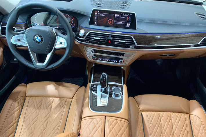 Do nền tảng khung gầm giữ nguyên nên thông số chiều dài trục cơ sở cũng không thay đổi. Các kỹ sư BMW chỉ cải thiện khả năng cách âm của xe nhờ sửa đổi ở vòm bánh xe phía sau, cột B, cửa sổ bên và phía sau có lớp kính dày hơn 5,1 mm. Khoang cabin trở nên tĩnh lặng hơn, dù thay đổi về mặt thiết kế bên trong không nhiều.