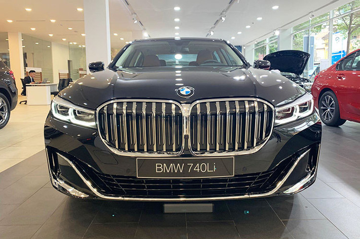 BMW 740Li 2020 mới nổi bật với phần đầu phía trước là bộ lưới tản nhiệt hình quả thận đặc trưng có kích thước lớn hơn phiên bản cũ tới 40%. Cụm đèn pha LED tự động điều chỉnh góc chiếu và mở rộng khi vào cua, kèm với đó là chức năng điều chỉnh pha/cốt tự động.