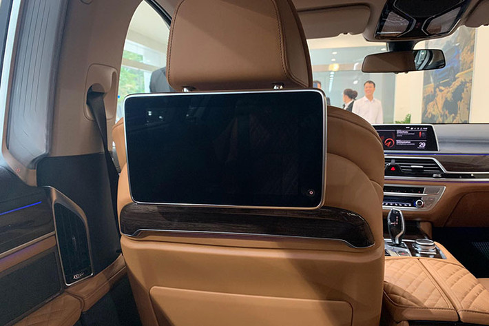 Ngoài ra, các trang bị công nghệ tiên tiến khác trên xe như: hỗ trợ kết nối Apple CarPlay không dây, ra lệnh bằng cử chỉ BMW Gesture Control, điều khiển bằng giọng nói BMW Intelligent Voice Control và chức năng hiển thị thông tin kỹ thuật trên kính chắn gió. Các trang bị khác đáng chú ý trên xe như đèn trang trí nội thất có thể thay đổi màu sắc, cửa sổ trời toàn cảnh...