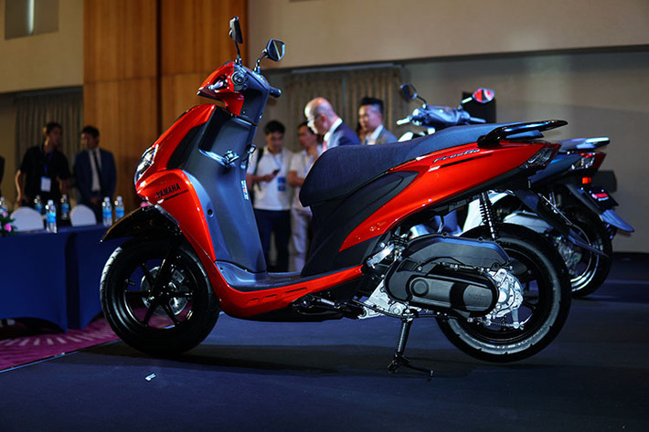 Cùng mang phong cách xe ga thể thao, tuy nhiên Yamaha FreeGo 125 mới lại sở hữu ngoại hình khá tương đương với người anh em NVX. Xe có thiết kế dài, rộng, cao tương ứng 1.905 x 690 x 1.110 (mm), chiều cao yên xe ở mức 780 mm. Phiên bản tiêu chuẩn của xe có trọng lượng 100 kg, nhẹ hơn 2kg so với bản FreeGo S.