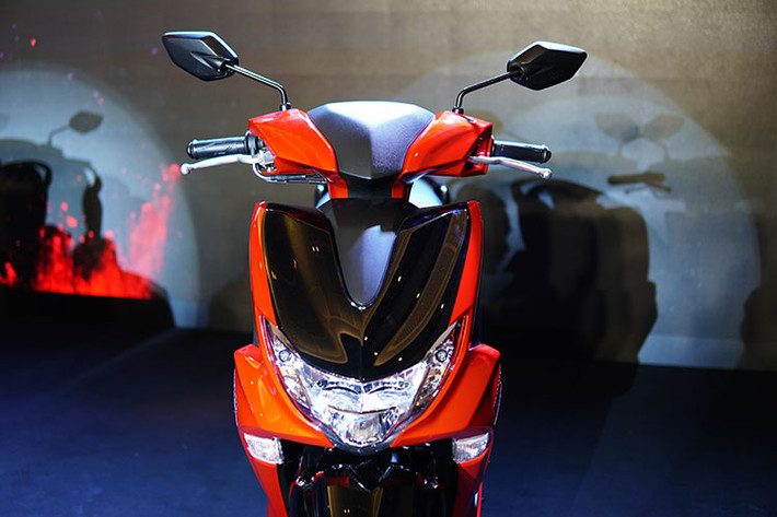 Ở phần đầu xe, mặt nạ có thiết kế bắt mắt với thiết kế lớn, điểm nhấn trên mặt nạ chính là cụm đèn pha full LED tích hợp đèn định vị. Trong khi đó cặp đèn xinhan trước cũng được bố trí ở yếm xe tương tự như "đàn anh" Yamaha NVX đang bán ra tại Việt Nam.