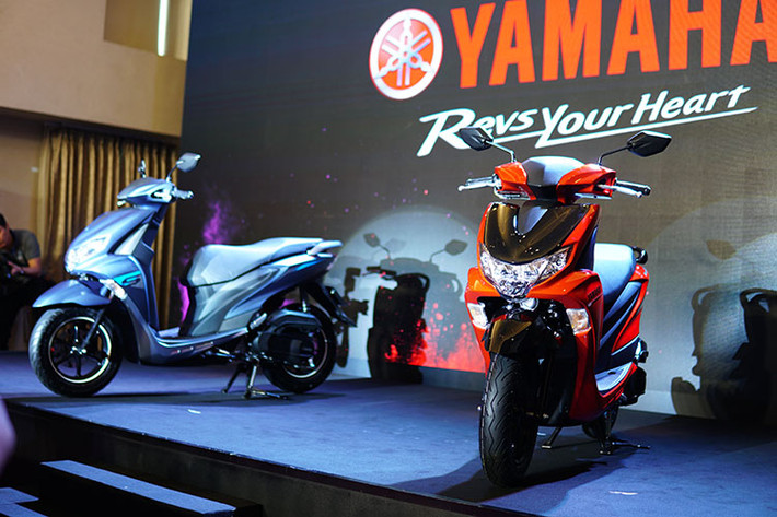 Giá xe Yamaha FreeGo tiêu chuẩn bán ra từ 32,9 triệu đồng. Phiên bản cao cấp FreeGo S có giá 38,9 triệu đồng, có thêm ABS và khóa thông minh. Bản tiêu chuẩn của Yamaha FreeGo rẻ hơn Honda Air Blade 5 triệu đồng, trong khi Freego S có giá tương đương với Honda Air Blade. Honda Air Blade chưa có phiên bản phanh ABS.