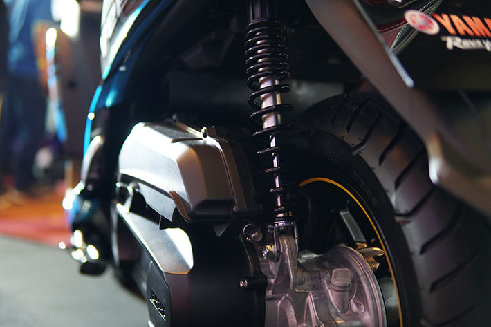 Hệ thống treo sau của xe là giảm xóc lò xo trụ, giảm chấn thủy lực, vành sau của xe cũng là vành đúc 12 inch, đi kèm lốp 110/90. Đáng tiếc là phanh sau vẫn sử dụng phanh tang trống truyền thống.