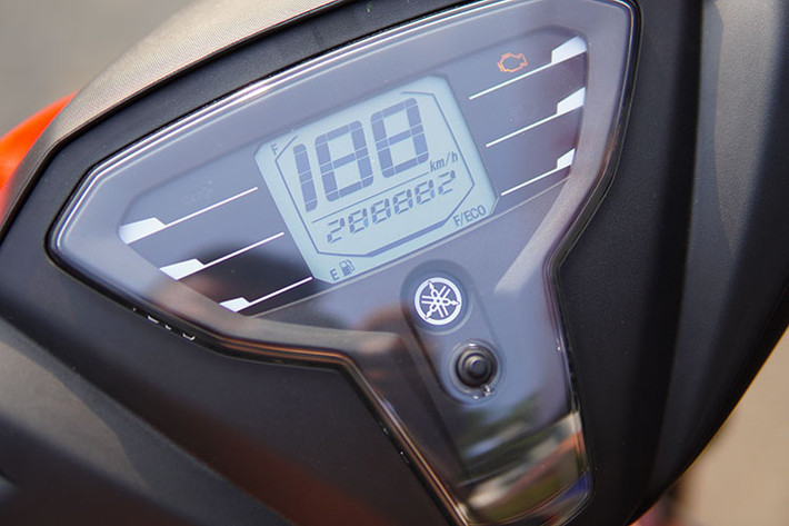 Đồng hồ của xe có thiết kế rất nhỏ gọn với màn hình LCD dạng vuông, đèn nền LED, hiển thị các thông tin như lượng xăng, vận tốc, hành trình và khả năng tiết kiệm nhiên liệu... Hai bên bố trí hệ thống đèn báo xinhan, Smart Key và ABS (ở bản S) và một số thông tin khác.