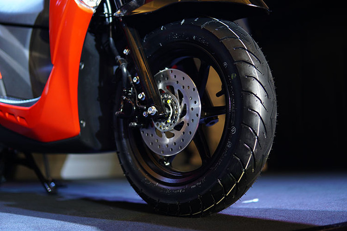 Hệ thống treo trước của xe là cặp phuộc ống lồng, đi kèm vành đúc 12 inch đa chấu đơn, với kích cỡ lốp trước là 100/90. Phanh trước của xe là loại phanh đĩa đơn. Phiên bản S cao cấp sẽ được trang bị thêm hệ thống chống bó cứng phanh ABS tiêu chuẩn.