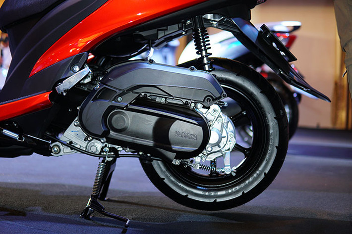 Động cơ này sản sinh công suất 9,5 mã lực tại 8.000 vòng/phút, mô men xoắn cực đại 9,5 Nm tại 5.500 vòng/phút. Bên cạnh đó xe còn có hệ thống tự động ngắt động cơ Stop & Start System như một số mẫu xe tay ga hiện tại. Hệ thống này sẽ can thiệp, tự động tắt động cơ khi xe dừng, sau đó khởi động lại ngay khi người lái vặn ga.