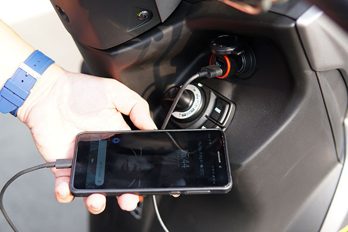 Sàn để chân của Yamaha FreeGo 2019 mới rộng rãi hơn Yamaha NVX nhờ bố trí bình xăng và nắp đổ xăng giống với mẫu Grande. Ổ khóa của xe được chia làm hai loại là khóa từ 4 trong 1 trên bản tiêu chuẩn và Smart Key trên bản S, bên cạnh đó là ổ cắm usb cho các thiết bị di động.