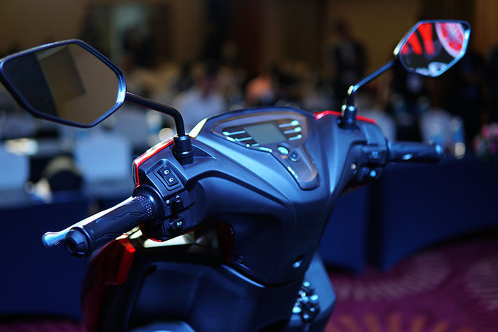 Yamaha FreeGo tại Việt Nam sở hữu tay lái cao, mang phong cách năng động theo đúng tiêu chí của hãng đặt ra trên thị trường hiện nay. Các nút bấm trên xe đơn giản, tiện dụng và khá dễ dàng sử dụng ngay lần đầu. Xe cũng có hệ thống Stop & Start (SSS), tự động tắt động cơ khi xe dừng lại trong hơn 5 giây.