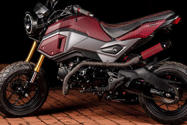 Ngoài hững nâng cấp về trang bị, phong cách của mẫu xe côn tay cỡ nhỏ Honda này cũng được thay đổi với ốp yếm gió được độ lại theo phong cách sơn nhúng mới lạ, ăn nhập với các đường chỉ thêu trên yên xe.