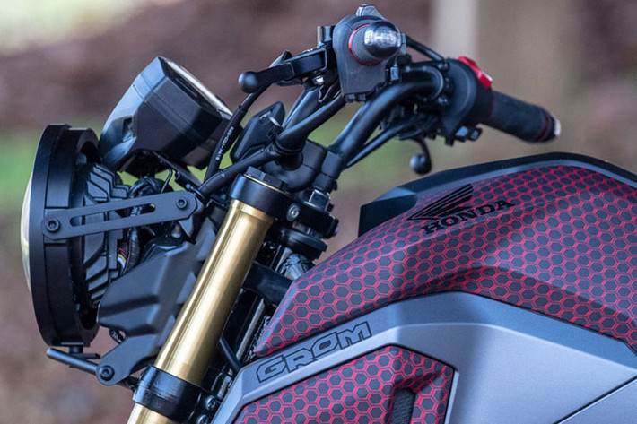 Chiếc Honda MSX 125 độ sidecar mang tên GUS này có một số nâng cấp đáng chú ý như đèn pha tròn với công nghệ LED hiện đại, yên xe là hàng thửa đặc biệt với nhiều đường chỉ khâu hình kim cương màu đỏ nổi bật.