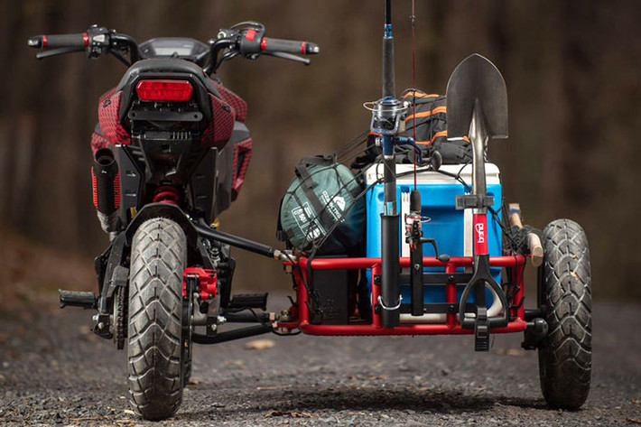 Một số chi tiết như đèn xinhan nguyên bản đã được xưởng độ Industrial Moto loại bỏ và thay thế bằng đèn xinhan gù tay lái cực chất và ống xả độ giúp tạo ra âm thanh kích thích hơn.