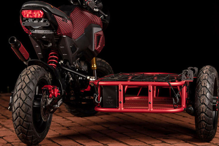 Khung chính của phần thuyền được làm từ thép ống, gia công tạo thành khung dạng lưới. Thuyền xe cũng có hệ thống treo và đèn LED riêng.