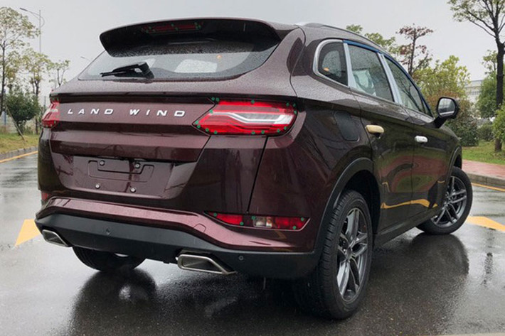 Bên hông, bộ mâm đa chấu thiết kế cầu kỳ và bắt mắt với sơn màu đen viền kim loại trẻ trung và cá tính. Trên thân xe cũng cũng có nhiều đường gân dập nổi uốn lượn mạnh mẽ. Phía sau, ụm đèn hậu dạng Led kiểu 3D nổi khối được nối với nhau bằng đường gây dập chìm kèm logo nổi bật. Cản dưới của đuôi xe cũng gồm 2 ống xả sơn màu xám khói,...