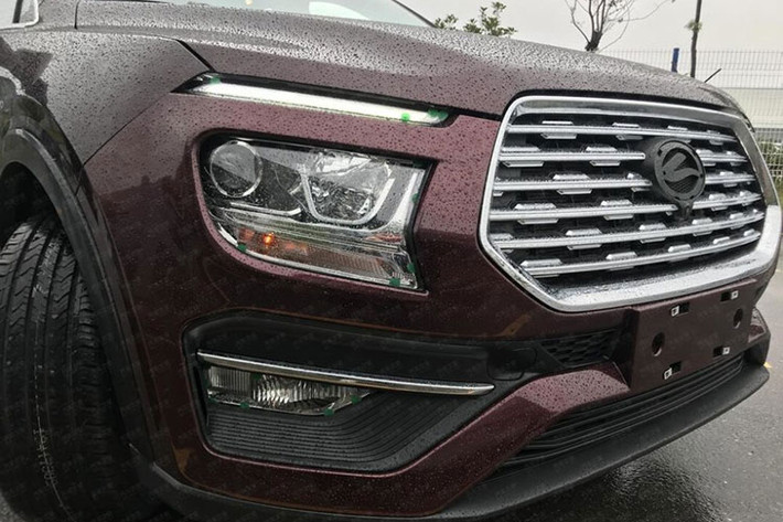 Cụm đèn chiếu sáng được chia làm 3 tầng với dải đèn định vị ban ngày ở phía trên và đèn chiếu sáng chính ở dưới. Ngoài ra, Landwind cho biết E315 sẽ được ứng dụng công nghệ đèn pha Led, chính vì vậy ở phần hộc đèn chiếu sáng sẽ có tới 6 tinh cầu projecter cho mỗi cụm. Cản dưới của mẫu xe SUVLandwind E315 cũng được làm chỉnh chu và nhiều chi tiết dập nổi giúp gia tăng vẻ mạnh mẽ cho phần "mặt tiền".