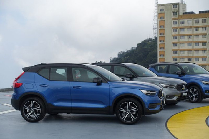 XC40 là mẫu xe thứ 3 của hãng xe Thụy Điển được giới thiệu tại Malaysia, sau XC60 và 90. Phiên bản được giới thiệu lần này là Volvo XC40 T5 AWD R-Design, sản xuất lắp ráp tại nhà máy Shah Alam và sẽ được giao tới tay khách hàng ngay trong tháng này với mức giá 255.888 RM (khoảng 1,4 tỷ đồng). Dự kiến, giá xe Volvo XC40 tại Việt Nam từ 1,6 tỷ đến 1,8 tỷ đồng.