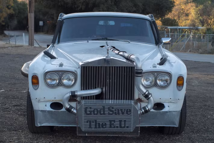 Giống như một chiếc Rolls-Royce dành cho Frankenstein, chiếc xe đi trên bộ la zăng 19 inch 5 chấu kép của một chiếc Porsche Panamera, sở hữu tăng áp cỡ lớn, chế hoà khí Holley và ống xả độ móc lên đầu.