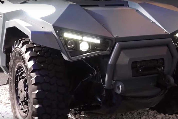 Đó là bởi vì các bánh xe của chiếc Arquus Scarabee nhà Volvo có thể quay hướng độc lập không liên quan tới nhau. Tốt hơn nữa, giống như với các xe Audi và Subaru, Scarabee cũng có cả AWD, đồng nghĩa công suất được truyền tơi tất cả các bánh xe.