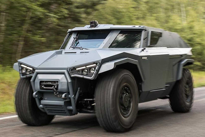 Ngoài hệ thống máy hybrid và hệ dẫn động 4 bánh kỳ diệu, mẫu xe Arquus Scarabee hoàn toàn mới này còn được thiết kế để có thể thả xuống từ trên không trung, một đặc tính khiến nó trở thành một lựa chọn tuyệt vời đối với một phương tiện quân sự chính thức.