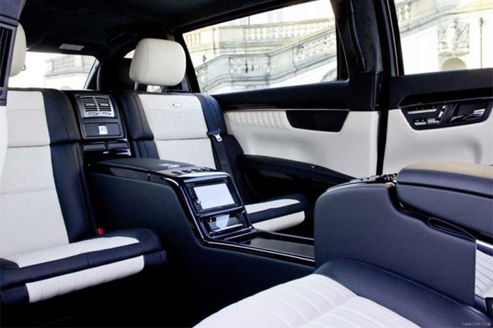 Mẫu siêu xe sang Mercedes-Benz chống đạn này dù vậy vẫn được trang bị khối động cơ V12 6.0L Twin-Turbo mạnh mẽ, đạt công suất 530 mã lực và mô-men xoắn cực đại 830Nm. Vận tốc tối đa của chiếc S600 Pullman Guard được giới hạn điện tử ở mức khoảng 160km/h.