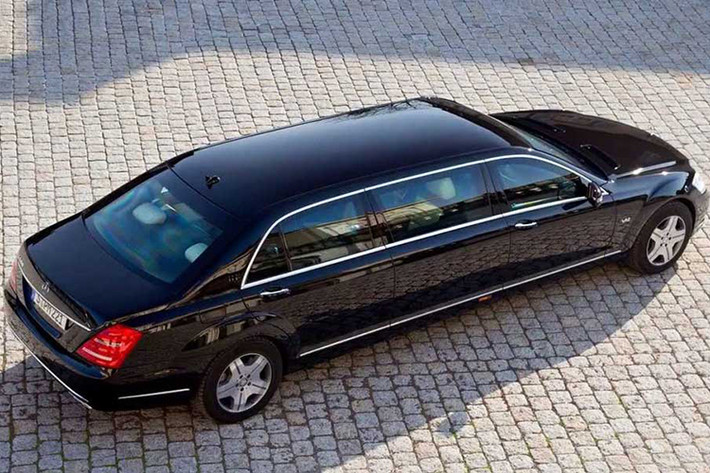 Xe limousine chống đạn hạng sang Mercedes-Benz S600 Pullman Guard cũng là mẫu xe từng được nhiều nguyên thủ quốc gia trên thế giới hiện đang sử dụng, trong đó có Tổng thống Nga Vladimir Putin, Tổng thống Hàn Quốc Moon Jae-in hay Chủ tịch Trung Quốc Tập Cận Bình...