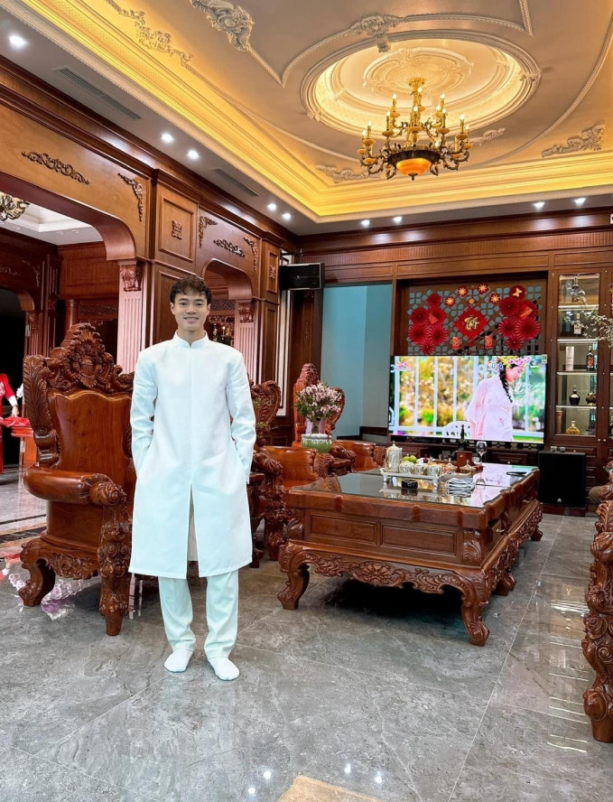 Biệt thự Văn Toàn báo hiếu cha mẹ có hai tầng với hai phong cách hoàn toàn khác biệt. Tầng một mang kiến trúc tân cổ điển, với nội thất gỗ đắt tiền làm chủ đạo, giữa nhà là không gian thờ cúng, hai bên là phòng tiếp khách và bếp. Ảnh: FB Nguyễn Văn Toàn