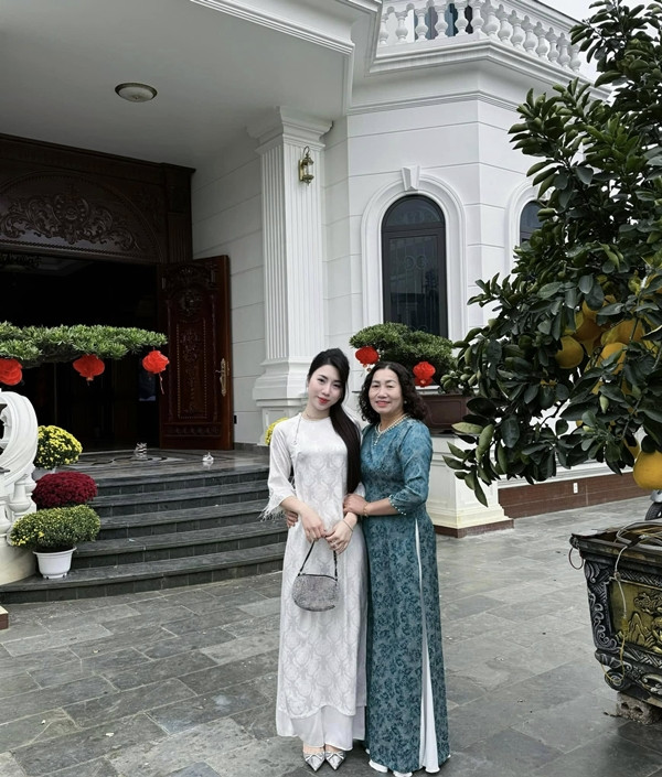 Biệt thự của Văn Toàn được trang hoàng bởi nhiều chậu hoa tươi xinh xắn. Trước sân nhà đặt một cây bưởi cảnh xanh tốt ngập sắc xuân. Ảnh: FBNV