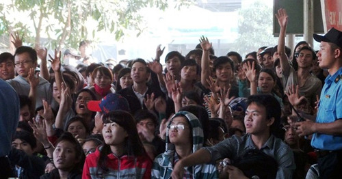 Những người ngồi quá xa thì lại lo lắng xe hết vé nên giơ tay xin phiếu thứ tự.