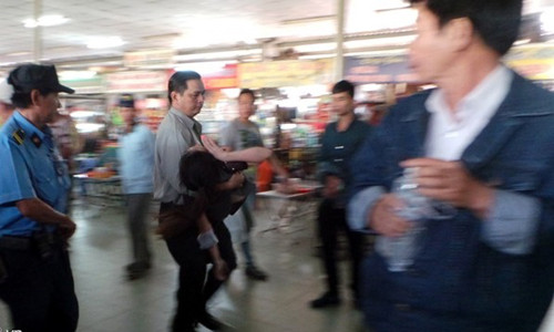 Trong lúc tình trạng lộn xộn đến đỉnh điểm, một cô gái đã ngất xỉu, được nhân viên nhà xe nhanh chóng tách khỏi đám đông, đưa vào khu vực riêng của nhà xe để chăm sóc. 