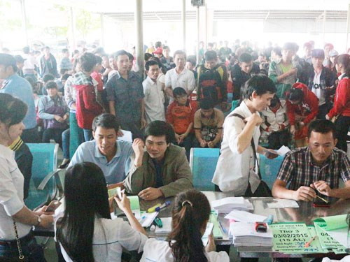 Tuy khách đông nhưng bãi xe chỉ có hai nhân viên ghi số và bấm vé nên người dân phải chờ gần 20 phút mới gửi được xe. Càng về sau, bãi xe càng đông đúc người đến gửi.