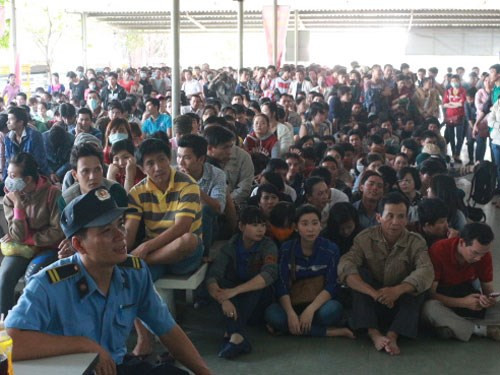 Đại diện hãng xe Phương Trang cho biết, sáng nay hãng bán được gần 1.000 vé, hiện nhà xe không thể đảm bảo hết được nhu cầu hành khách, hãng xe mong bà con tìm mua vé từ các hãng xe khác.